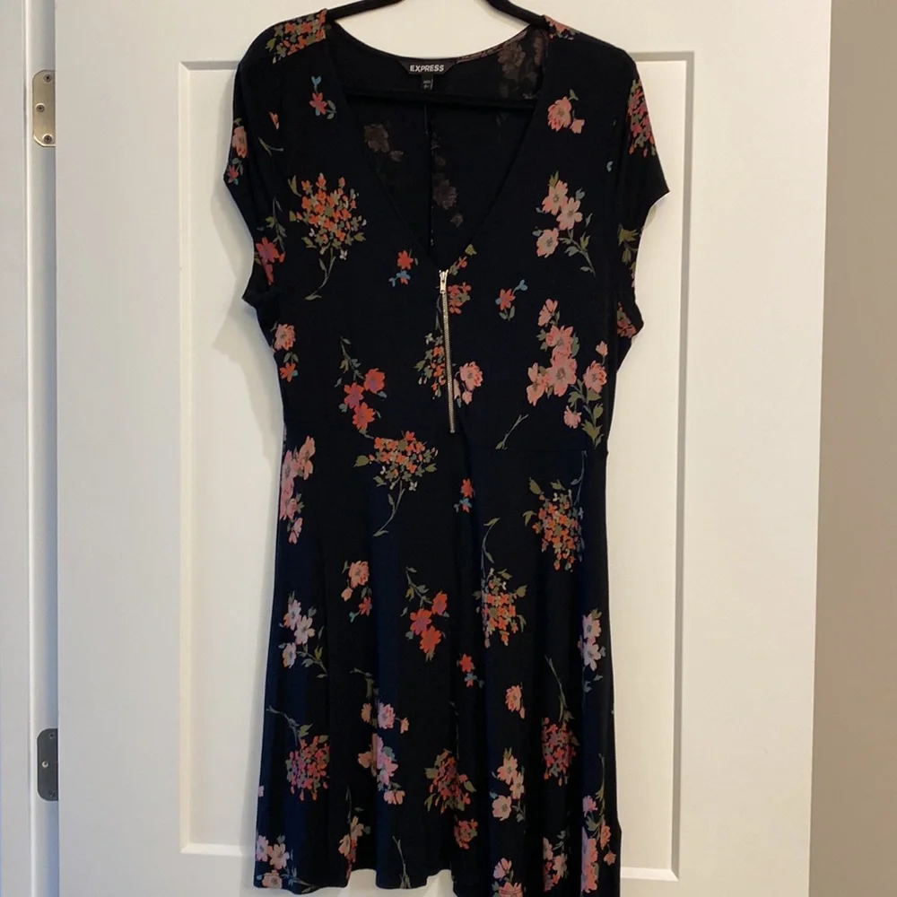 EXPRESS DRESS💜 - Picture 2 of 5